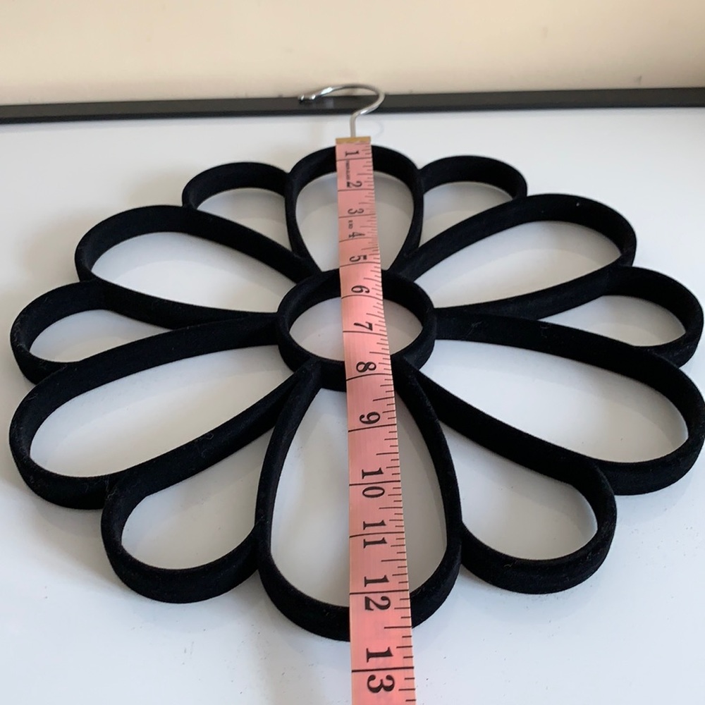 Flower-designed Scarf holder